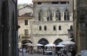 La place Champollion avec plusieurs cafés et terrasses